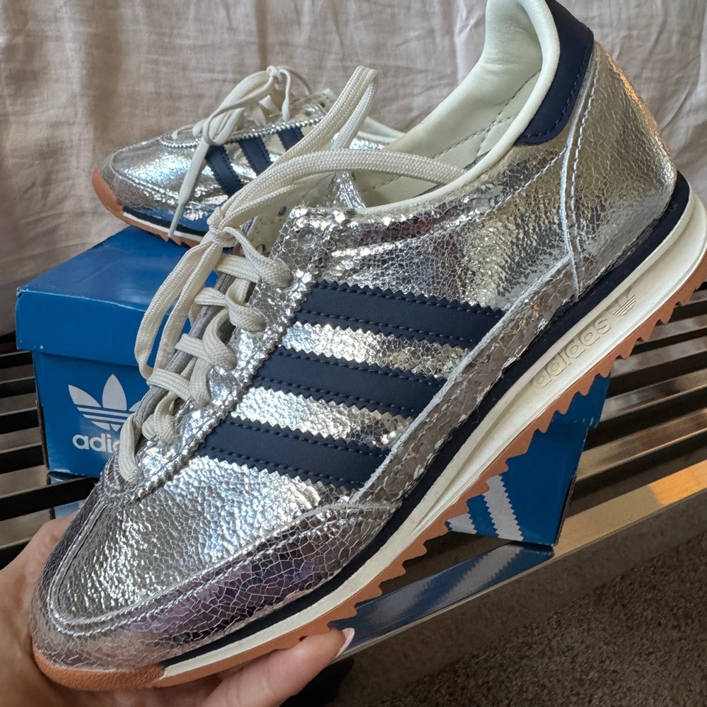 Adidas  SL 72 OG
Silver Metallic Collegiate Navy (Women's)